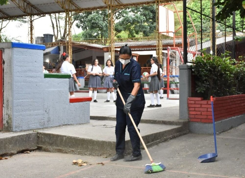 Los docentes alegan que el servicio tiene casi dos meses de retraso.