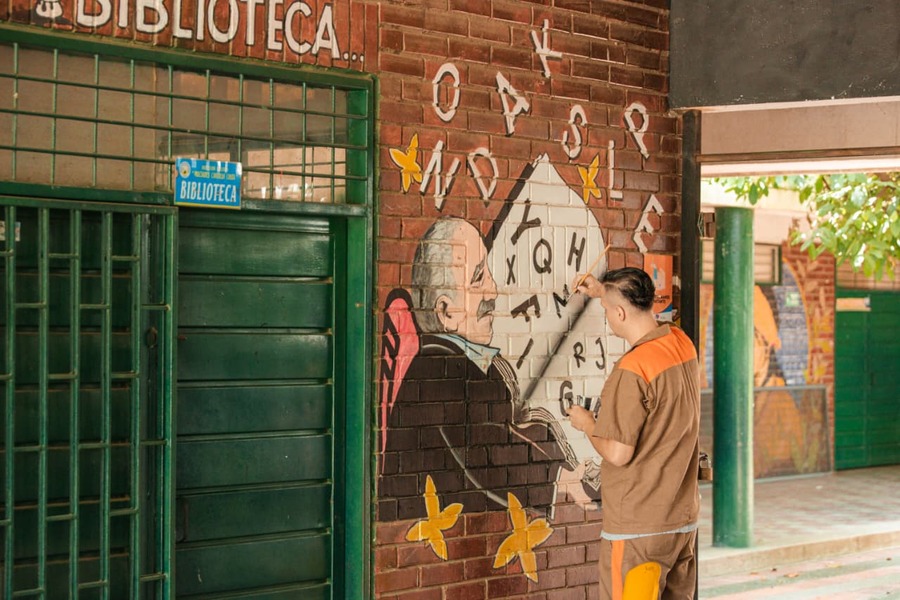 “Perdí mi juventud en la cárcel”: internos de La Tramacúa ahora pintan colegios en Valledupar