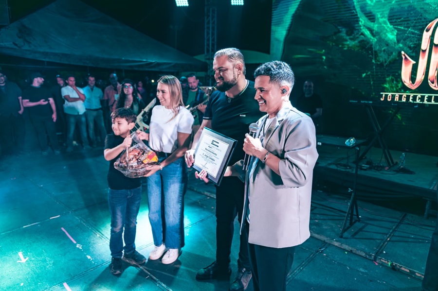 Jorge Celedón recibió reconocimiento en México durante multitudinario concierto en Cadereyta