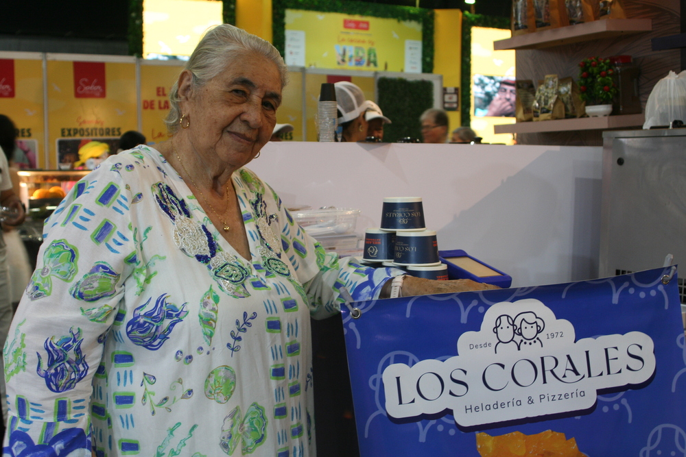 María Elisa Daza de Vega, matrona de los helados en Valledupar, en su stand durante Sabor Barranquilla 2025, celebrando 53 años de tradición y sabor auténtico en la gastronomía vallenata. Foto: EL PILÓN.