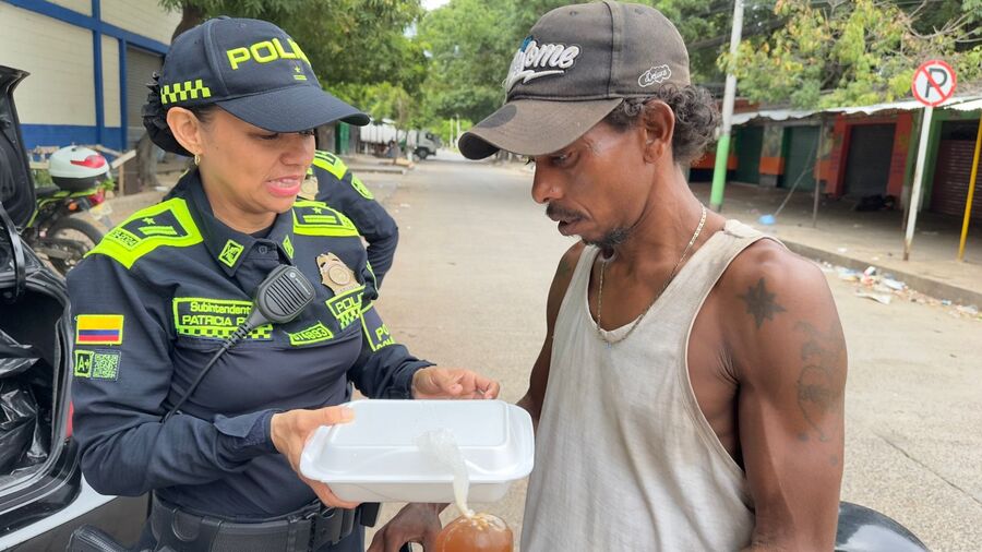 Durante la jornada se entregaron más de 150 raciones de comida acompañadas de bebida. Foto: Policía.