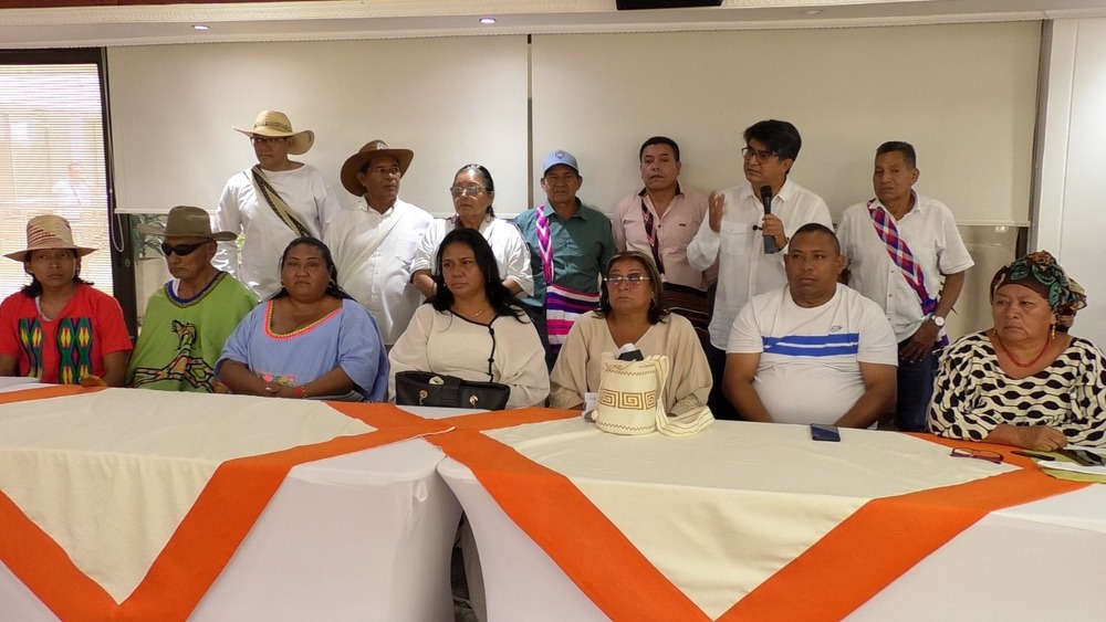 Líderes y representantes de los pueblos indígenas Wayuu y Yukpa, durante su pronunciamiento público en rechazo al Decreto 0858 de 2025. Foto: Cortesía.