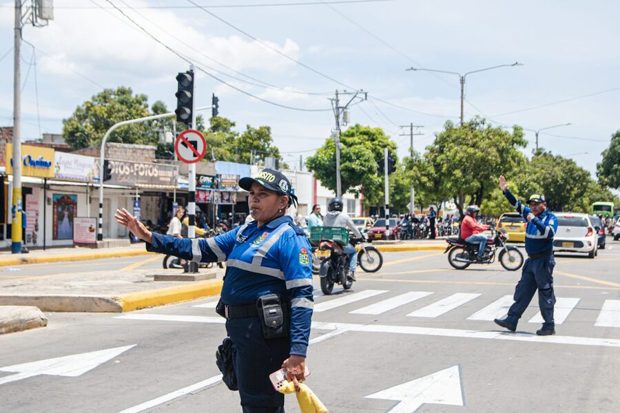 Los agentes de tránsito regularán la movilidad hasta que los semáforos afectados entren nuevamente en funcionamiento.