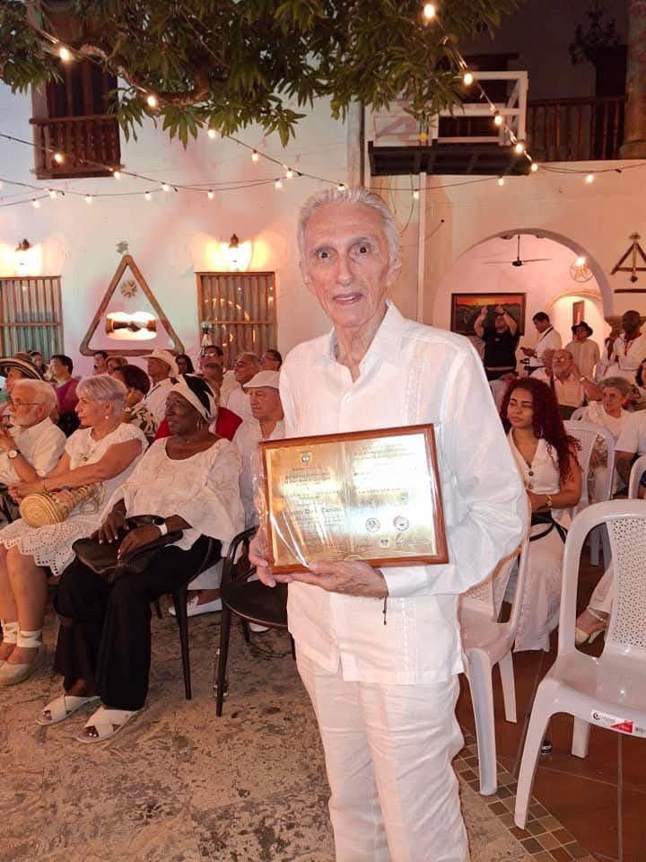 Santander Durán Escalona recibió el Premio "Libro de Oro de la Literatura Colombiana" durante la ceremonia celebrada en Cartagena. Foto: Cortesía.