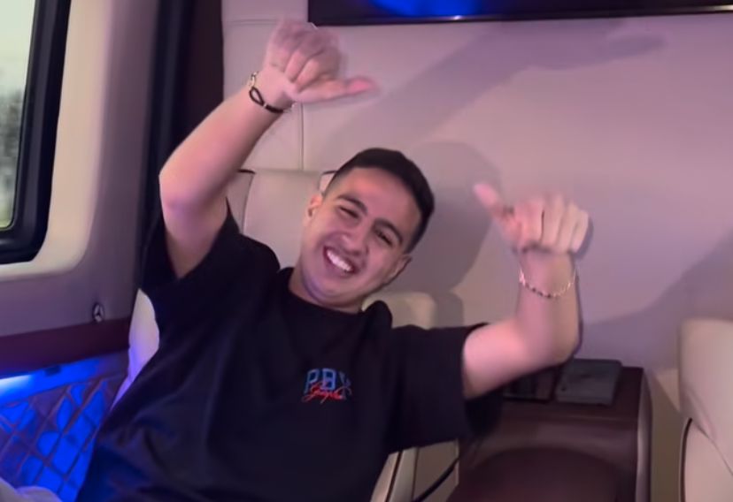 La lujosa y cómoda Vans en la que viaja Martín Elías Jr con su agrupación