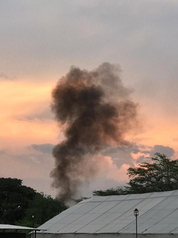 Columna de humo negro y denso que emite la granja avícola Ajá Huevón en Valledupar. Foto: Cortesía.
