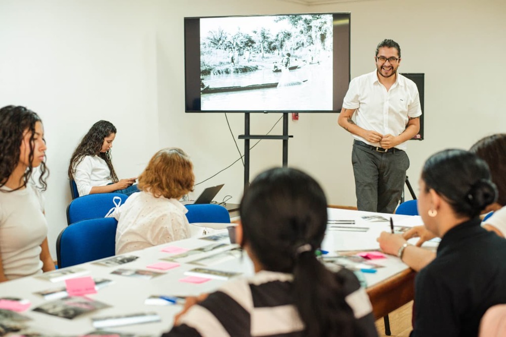 Norman Esteban Gil Reyes, dirigió con entusiasmo el taller “Visiones de Colombia” ante un público atento, compartiendo su profundo conocimiento sobre la fotografía campesina inédita de Orlando Fals Borda. Foto: Jesús Ochoa.