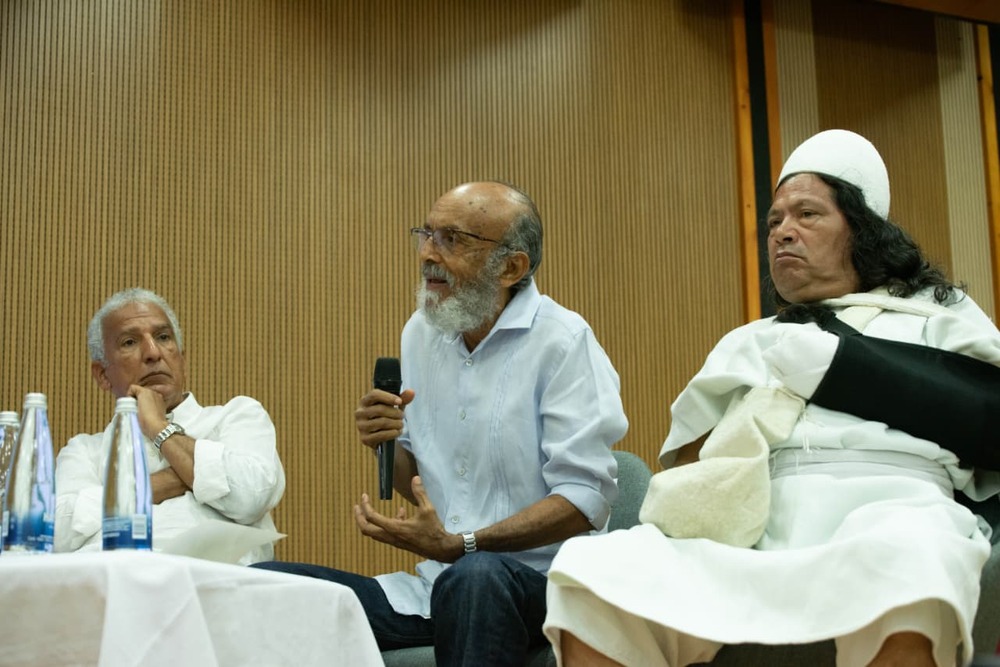 Tomás Darío Gutiérrez, abogado, Mamu Mey Jarwin y Rodolfo Quintero en el conversatorio "Río Guatapurí, más allá de la Línea Negra". Foto: Jesús Ochoa.