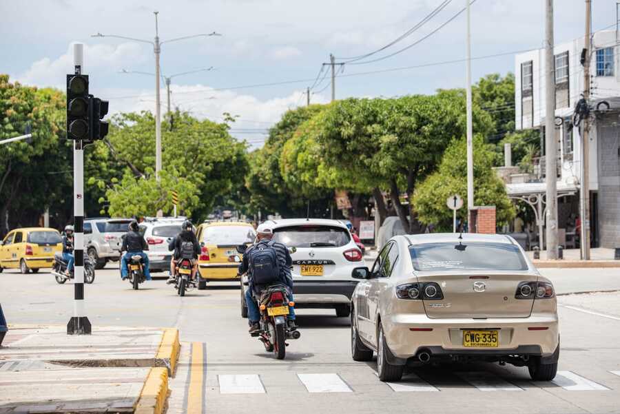 La comunidad pide que el semáforo entre en funcionamiento lo antes posible para evitar accidentes de tránsito.