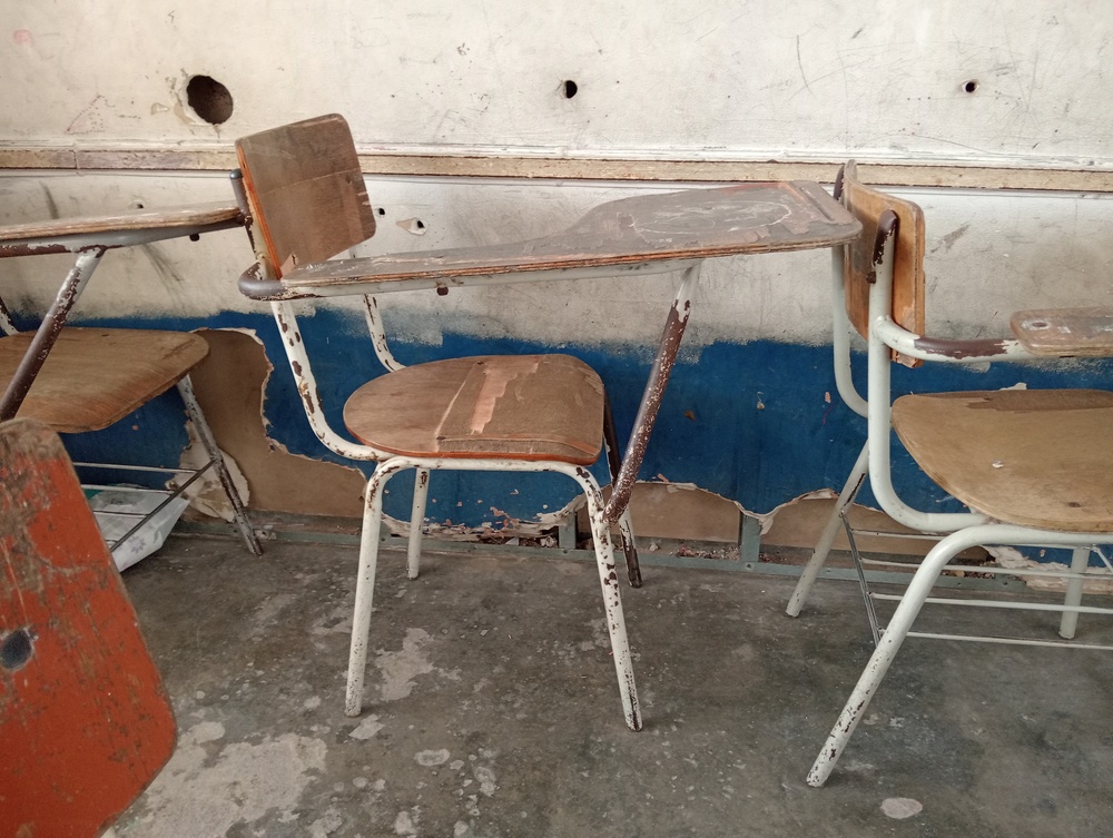 Los salones donde estudian niños de primero a quinto de primaria tienen pupitres dañados y las paredes de drywall están agujereadas. Foto: EL PILÓN.