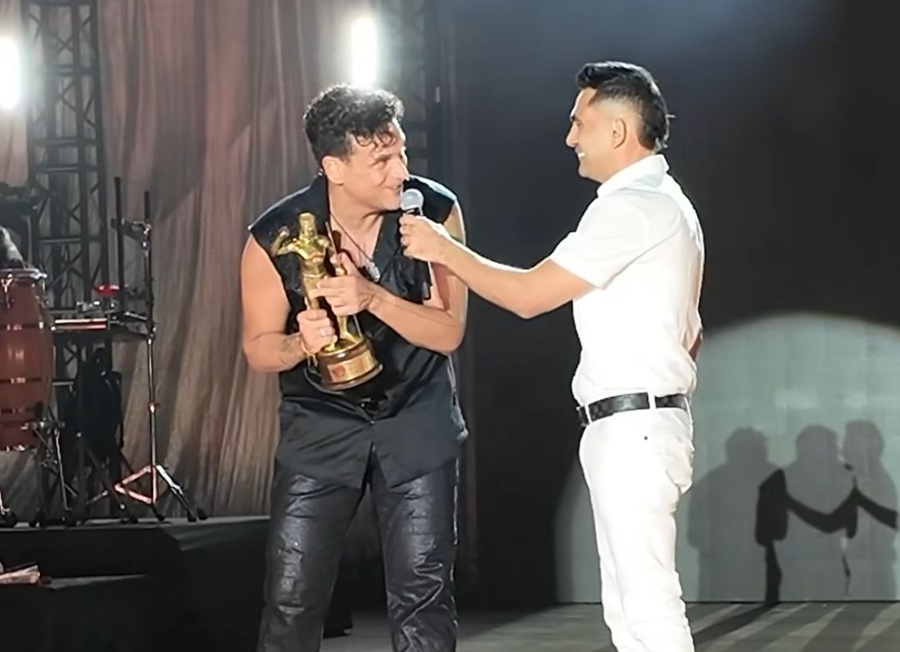 Silvestre Dangond exaltó a Iván Zuleta en concierto en Codazzi y alzó su trofeo de Rey Vallenato 2025