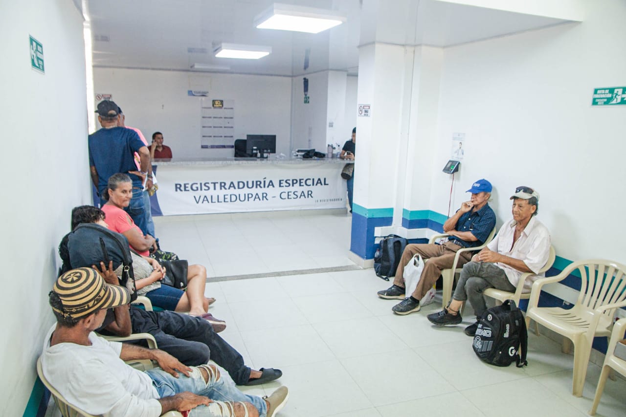 Habitantes de calle participaron en la jornada de cedulación en la Registraduría de Valledupar, donde recibieron documentos de identidad y asesoría para acceder a servicios sociales y migratorios. Foto: Jesús Ochoa.
