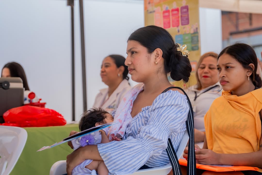 Madre en Valledupar ofreciéndole leche materna a su bebé. Foto: Secretaría Municipal de Salud.