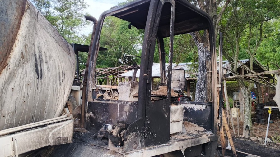 Queman maquinaria amarilla en zona rural de Becerril: dejan banderas del ELN