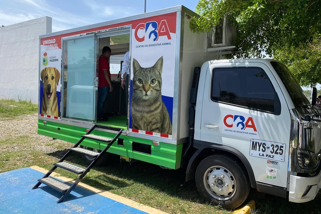 El carro del Centro de Bienestar Animal brinda atención veterinaria, vacunación antirrábica y desparasitación para las mascotas de la comunidad en el Parque de Los Algarrobillos, cierre de la Caminata Canina promovida por la Alcaldía de Valledupar. Foto: Alcaldía de Valledupar