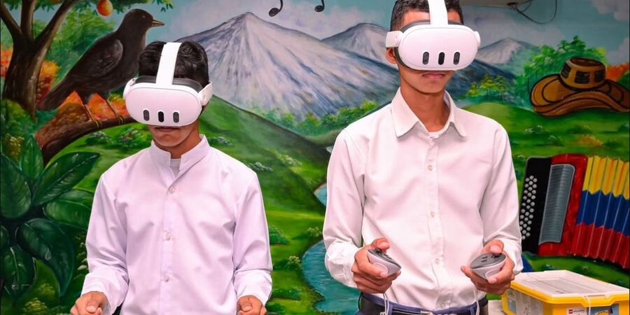 El laboratorio cuenta con máquinas de impresión 3D, gafas de realidad virtual y demás equipos para el área de la robótica y programación.