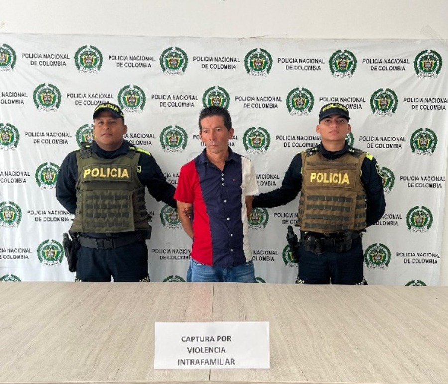 Capturan en Codazzi a hombre de 52 años que golpeaba a su hijastra de 14 años en plena vía pública