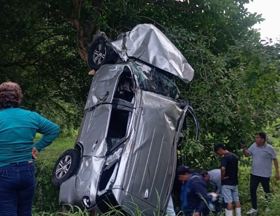 Microsueño causó accidente en Codazzi: dos heridos tras chocar contra un árbol
