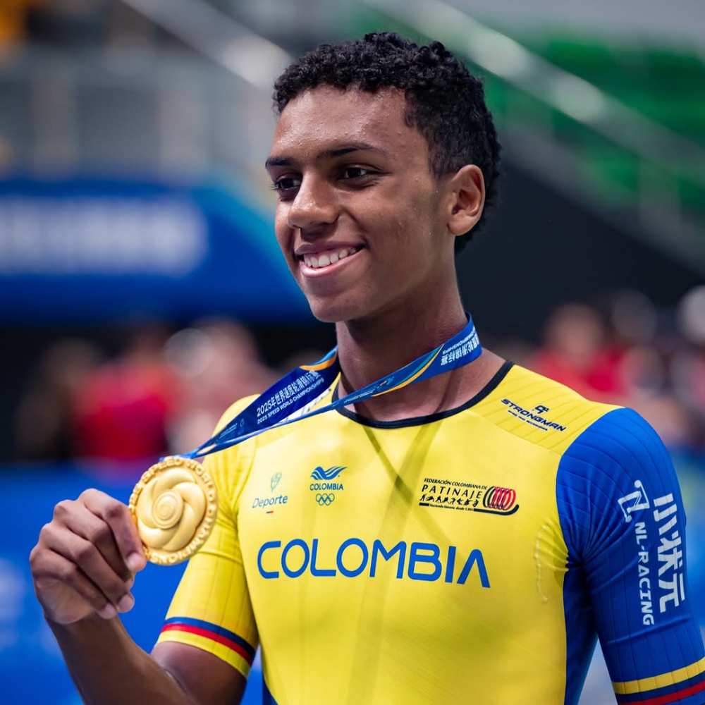 Wilcar Aguilar aterrizó en el Cesar con oro y bronce del Mundial de Patinaje: multitud lo ovacionó en el aeropuerto de Valledupar