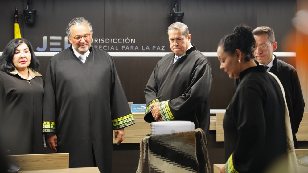 La mochila indígena en medio de la lectura de la sentencia a los 12 ex militares del Batallón La Popa. Foto: JEP.