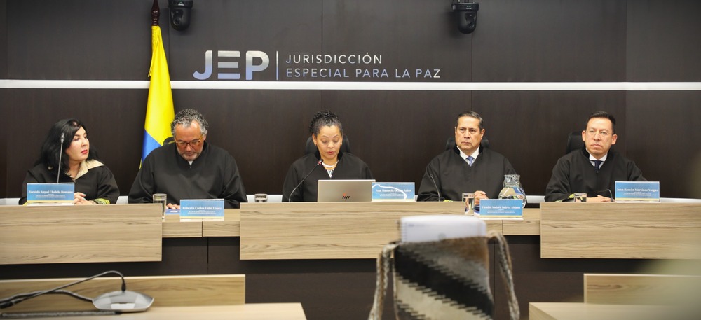 Los magistrados de la JEP durante la lectura de la histórica sentencia el 18 de septiembre de 2025. Foto: JEP.