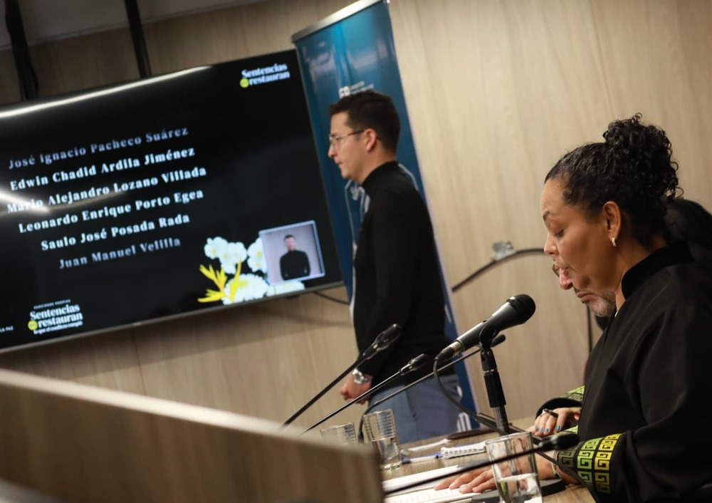 La magistrada Ana Manuela Ochoa, presidenta de la Sección de Reconocimiento de Verdad de la JEP, lee en voz alta los 135 nombres de las víctimas asesinadas por 12 exmilitares del Batallón La Popa.Foto: JEP.