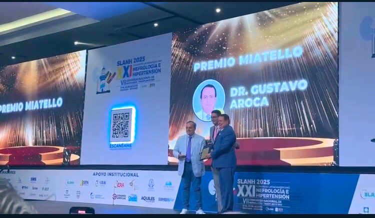 El nefrólogo vallenato Gustavo Aroca Martínez recibiendo el prestigioso Premio Víctor Miatello durante el XXI Congreso Latinoamericano de Nefrología en Quito, Ecuador.