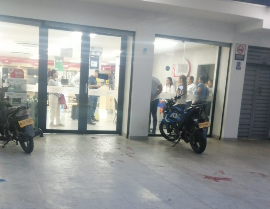 A bala hirieron a hombre en pleno centro de Valledupar para robarle una cadena de oro en un almacén