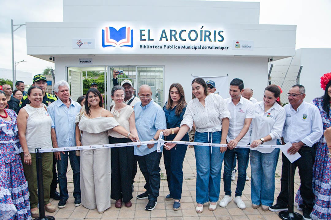 Asistentes y autoridades participan en la inauguración de la Biblioteca Pública Municipal El Arcoiris, un espacio cultural fruto del proceso detonante que fue la primera FELVA. Foto: Jesús Ochoa.