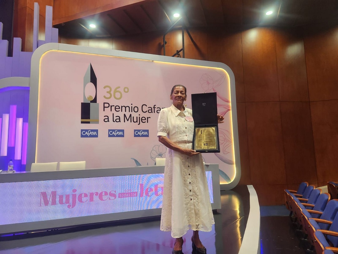 María Sofía Martínez, “La Maye”, recibe con orgullo la segunda mención de honor en el Premio Cafam a la Mujer 2025.
