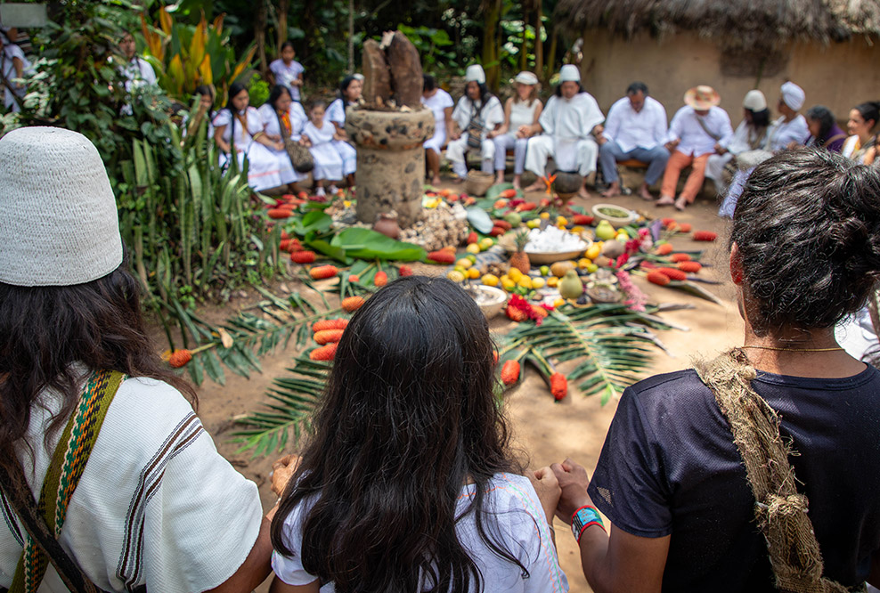 Audiencia dialógica de la JEP realizada el 19 de abril de 2024 en un espacio sagrado del Pueblo Arhuaco, convocando a víctimas, autoridades espirituales y miembros de la fuerza pública. Foto: JEP.
