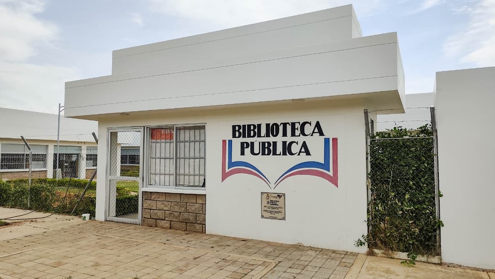 Fachada principal de la Biblioteca Pública Municipal El Arcoiris abrirá sus puertas oficialmente el 12 de septiembre de 2025. Fotos: Jesús Ochoa.