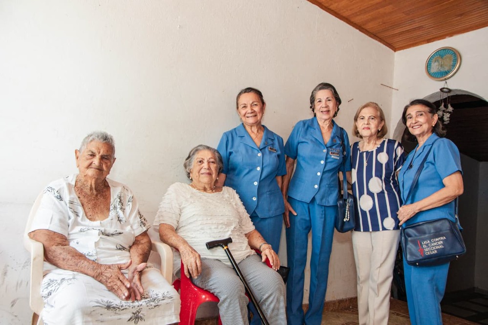 Doña Delia Martina Jiménez Ordóñez, la sobreviviente de cáncer de seno más longeva de Valledupar, junto a voluntarias y a Alba Castro de Dangond, fundadora de la Liga de Lucha contra el Cáncer Seccional Cesar. Foto: Jesús Ochoa.
