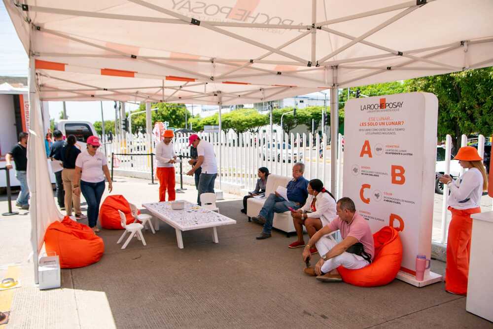 Unidad móvil del tour "Salva tu piel" en Valledupar, con el apoyo de la Liga Contra el Cáncer Seccional Cesar, La Roche-Posay y Mayales Plaza Comercial, ofreciendo chequeos dermatológicos gratuitos para la detección temprana del cáncer de piel. Foto: Jesús Ochoa.