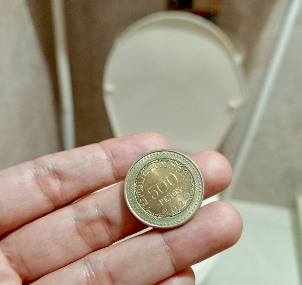 Moneda de 500 pesos colombianos, el valor máximo permitido para cobrar el uso del servicio de baño público en Valledupar, según el Decreto 0847 de 2025.