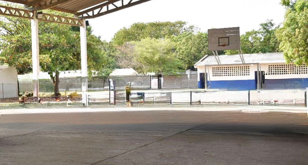 El atraco tuvo lugar en el salón de clases frente a unos estudiantes.