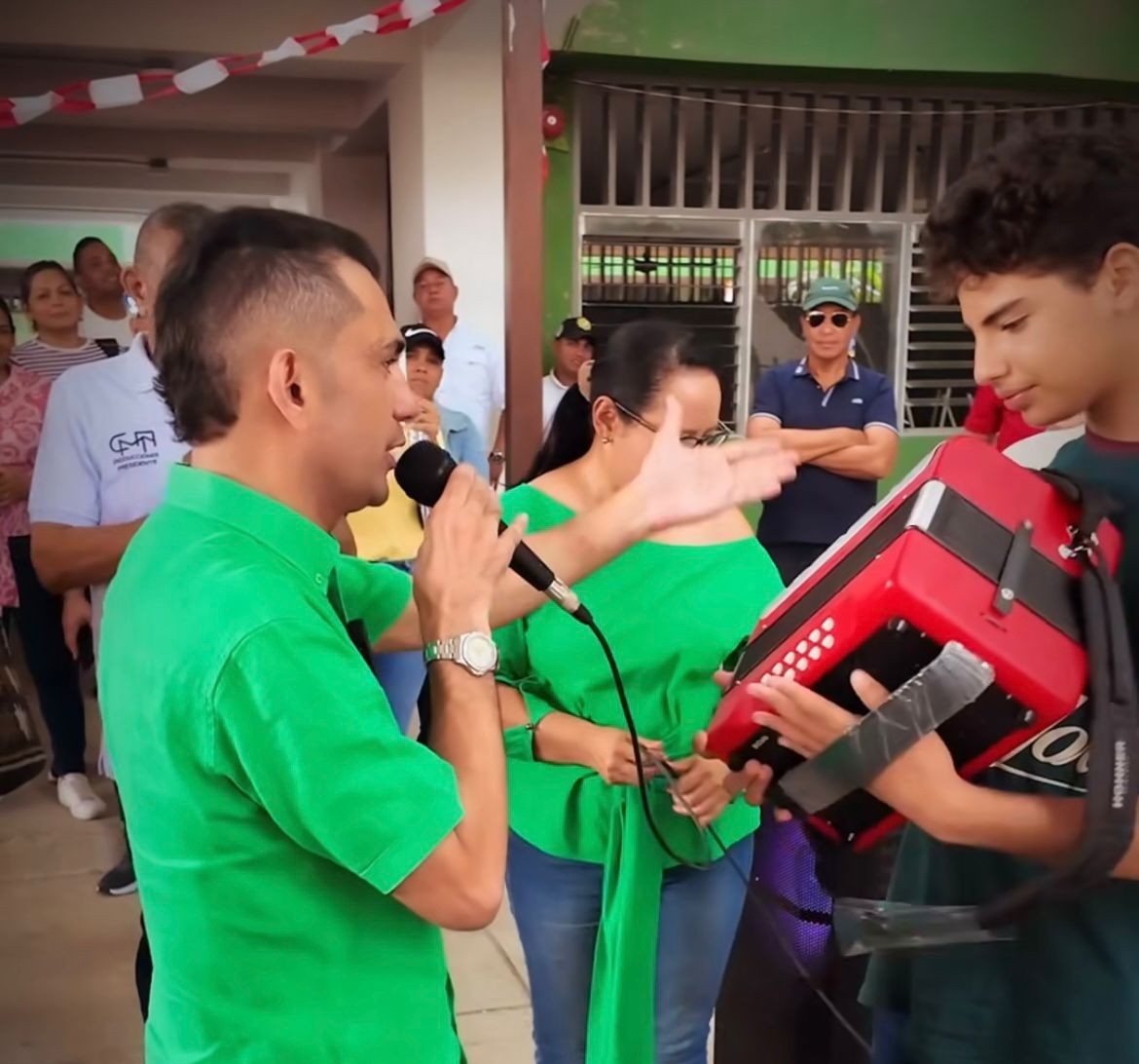 Iván Zuleta entregó cuatro acordeones en San Juan del Cesar: un joven invidente entre los beneficiados