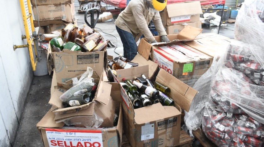 Autoridades del Cesar destruyeron en lo que va de 2025 un total de 1.519 botellas de licor, 4.939 cervezas y 9.892 cajetillas de cigarrillos incautados en operativos contra el contrabando en los 25 municipios del departamento. Foto: Gobernación del Cesar.