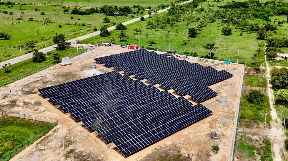 Minminas entrega granja solar de 1.792 paneles en Tamalameque, Cesar