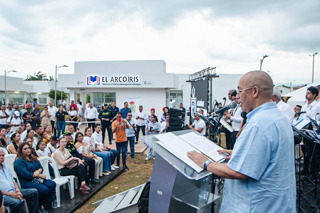 Autoridades y comunidad celebran la apertura de la Biblioteca Pública Municipal El Arcoíris. Foto: Jesús Ochoa.