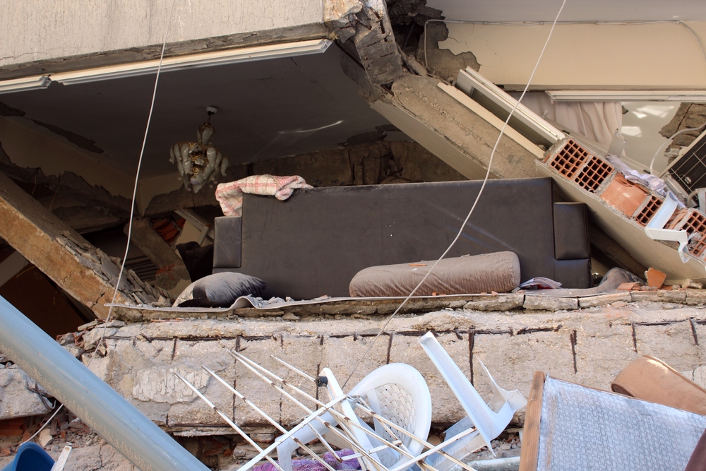 Triángulo de la Vida, una técnica que consiste en buscar un espacio triangular junto a objetos robustos para protegerse durante un sismo, evitando quedar atrapado bajo escombros peligrosos. Foto: Getty Images.