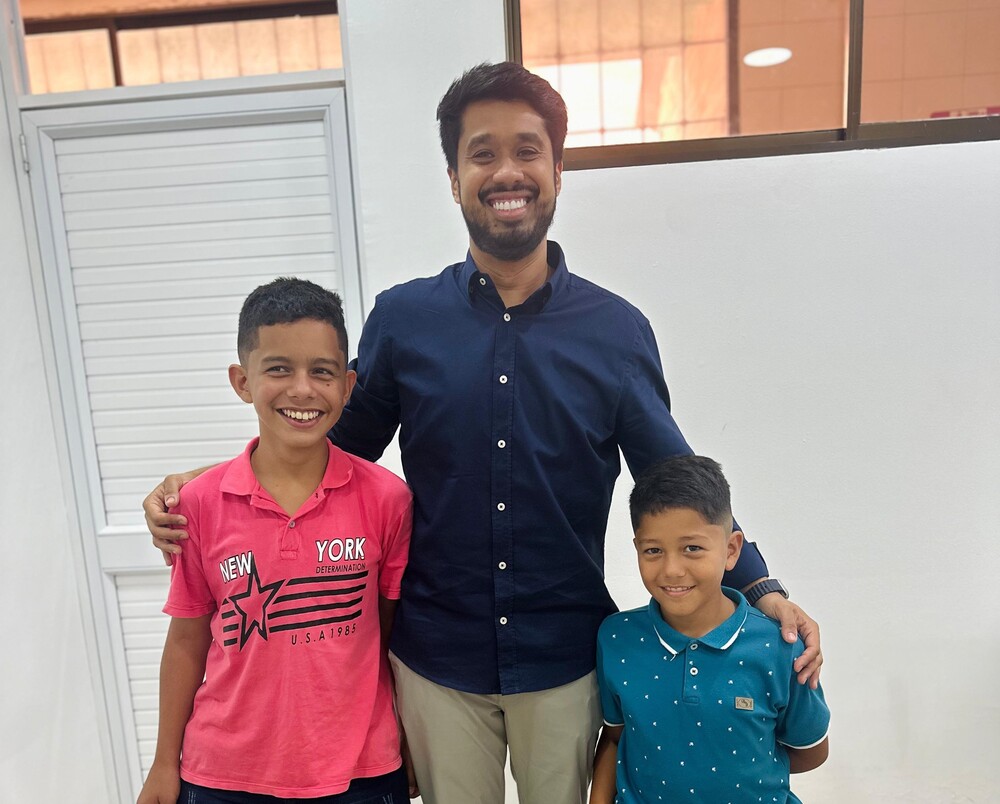 El doctor Sebastián Cuello Godín, ortopedista infantil y presidente de la seccional Cesar de la Sociedad Colombiana de Cirugía Ortopédica y Traumatológica, junto a los hermanos diagnosticados con raquitismo hipofosfatémico ligado al X en Codazzi, Cesar. Foto: Cortesía.