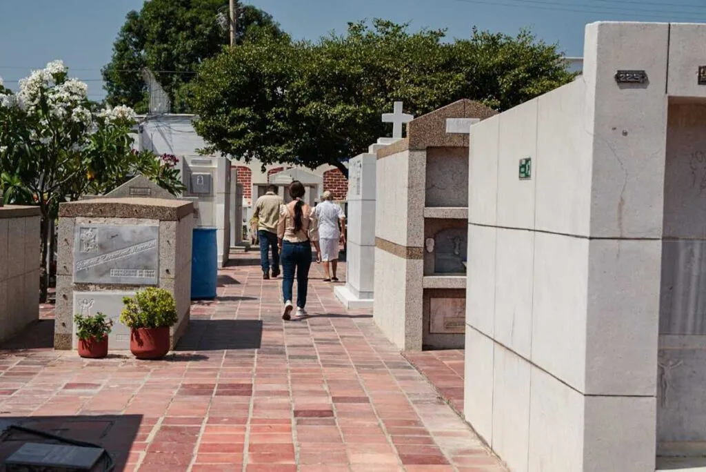 Familiares visitan el Cementerio Central de Valledupar y adornan las tumbas con flores frescas para rendir homenaje a sus seres queridos en el Día de los Fieles Difuntos. Foto: Jesús Ochoa.