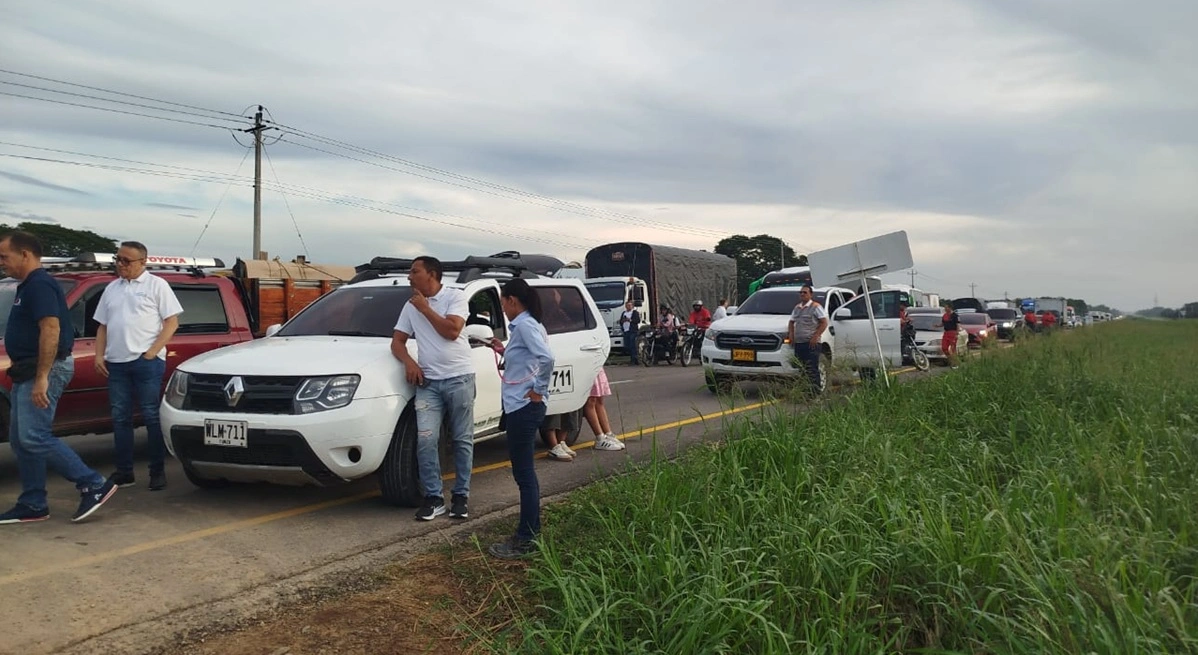 Transportadores y ciudadanos afectados observan con preocupación el bloqueo realizado por miembros del pueblo arhuaco en el municipio de Pueblo Bello, punto estratégico de la vía. Cortesía.