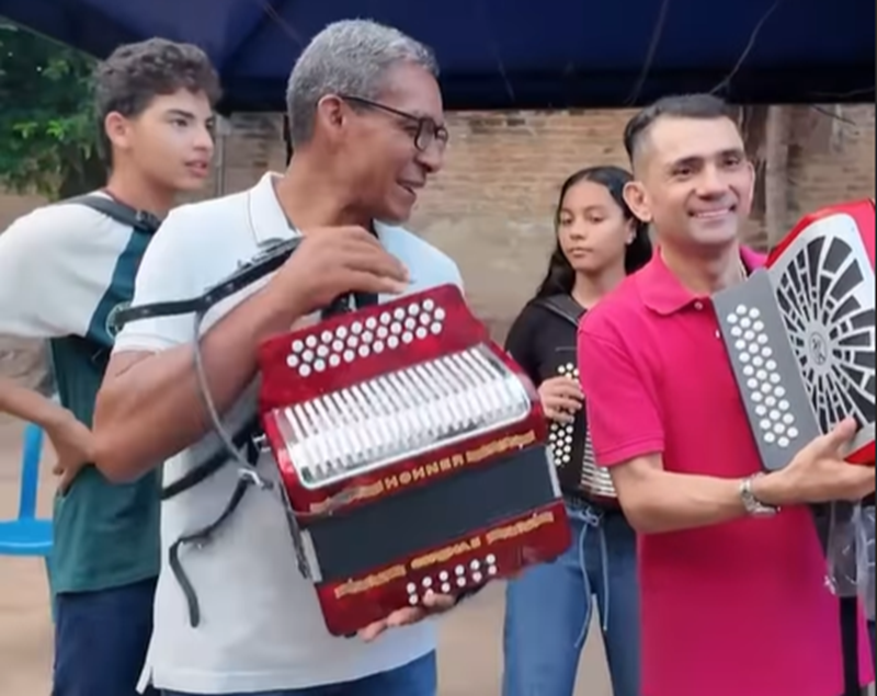 “Seguimos regando el semillero”: Iván Zuleta donó acordeones a escuela de música en San Juan del Cesar