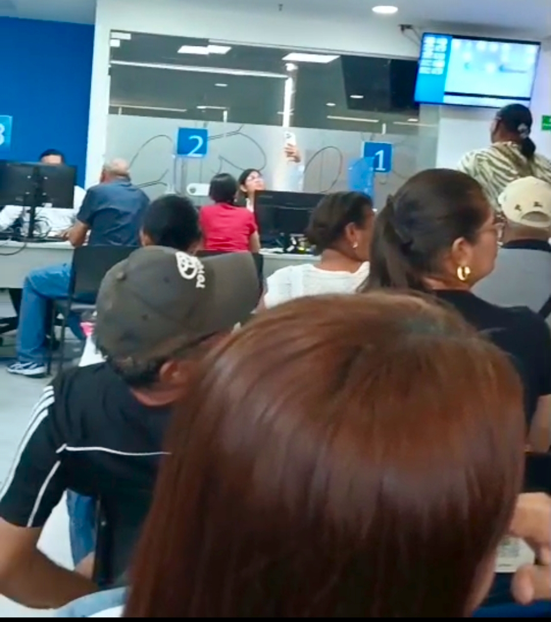 Largas filas de usuarios de EPS Sanitas se observaron el sábado en el área de Atención al Usuario en Valledupar. Foto: Cortesía.