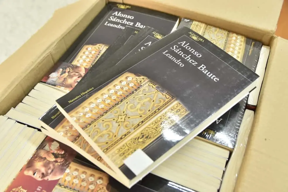 Ejemplares de la novela ‘Leandro’, obra del escritor vallenato Alonso Sánchez Baute.
