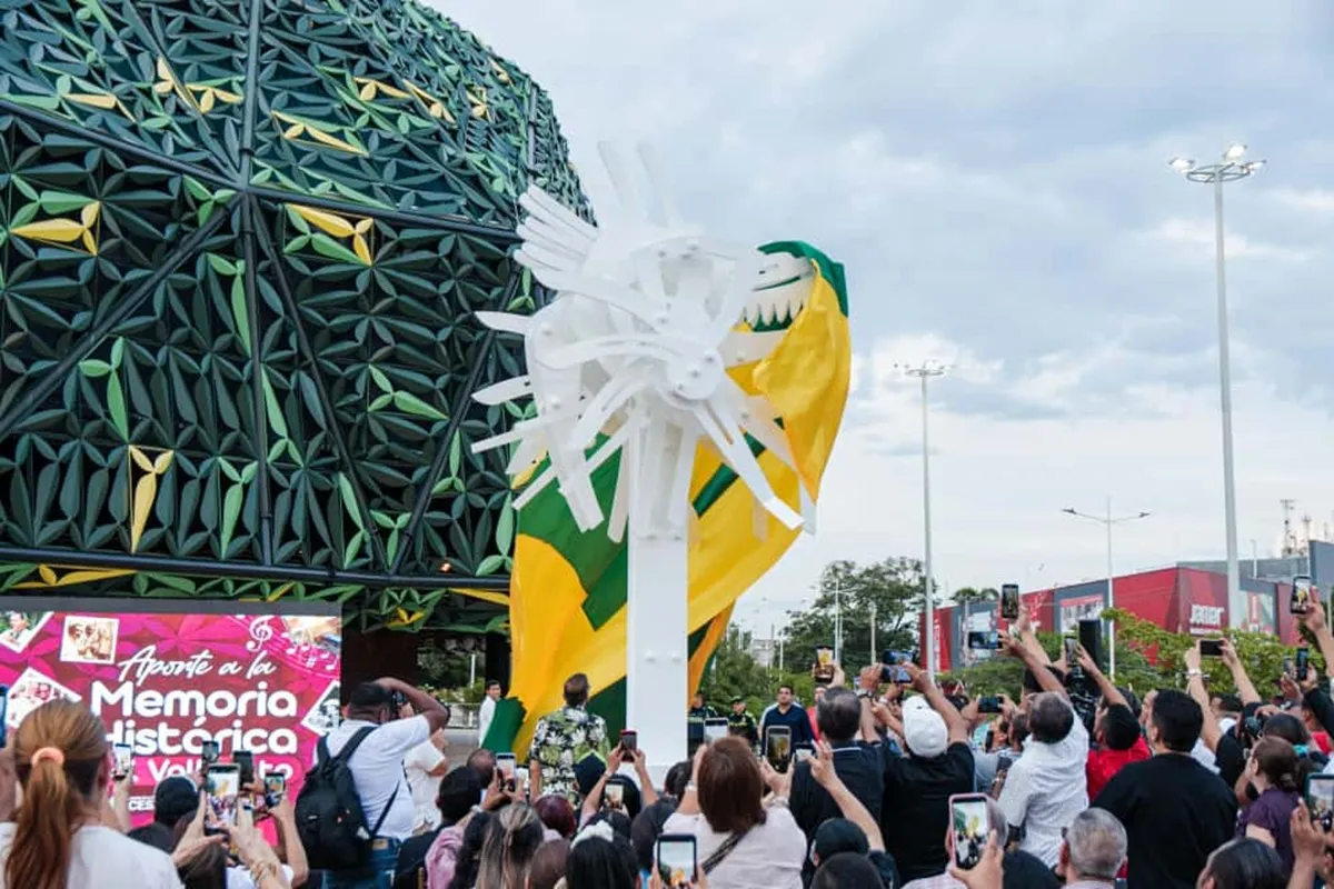 La escultura ‘Koone’, del maestro Eduardo Ramírez Ocampo, fue develada como símbolo espiritual del Centro Cultural y de Convenciones de la Música Vallenata en Valledupar. Representa la fuerza y sabiduría del jaguar, emblema ancestral del Caribe. Foto: Jesús Ochoa.