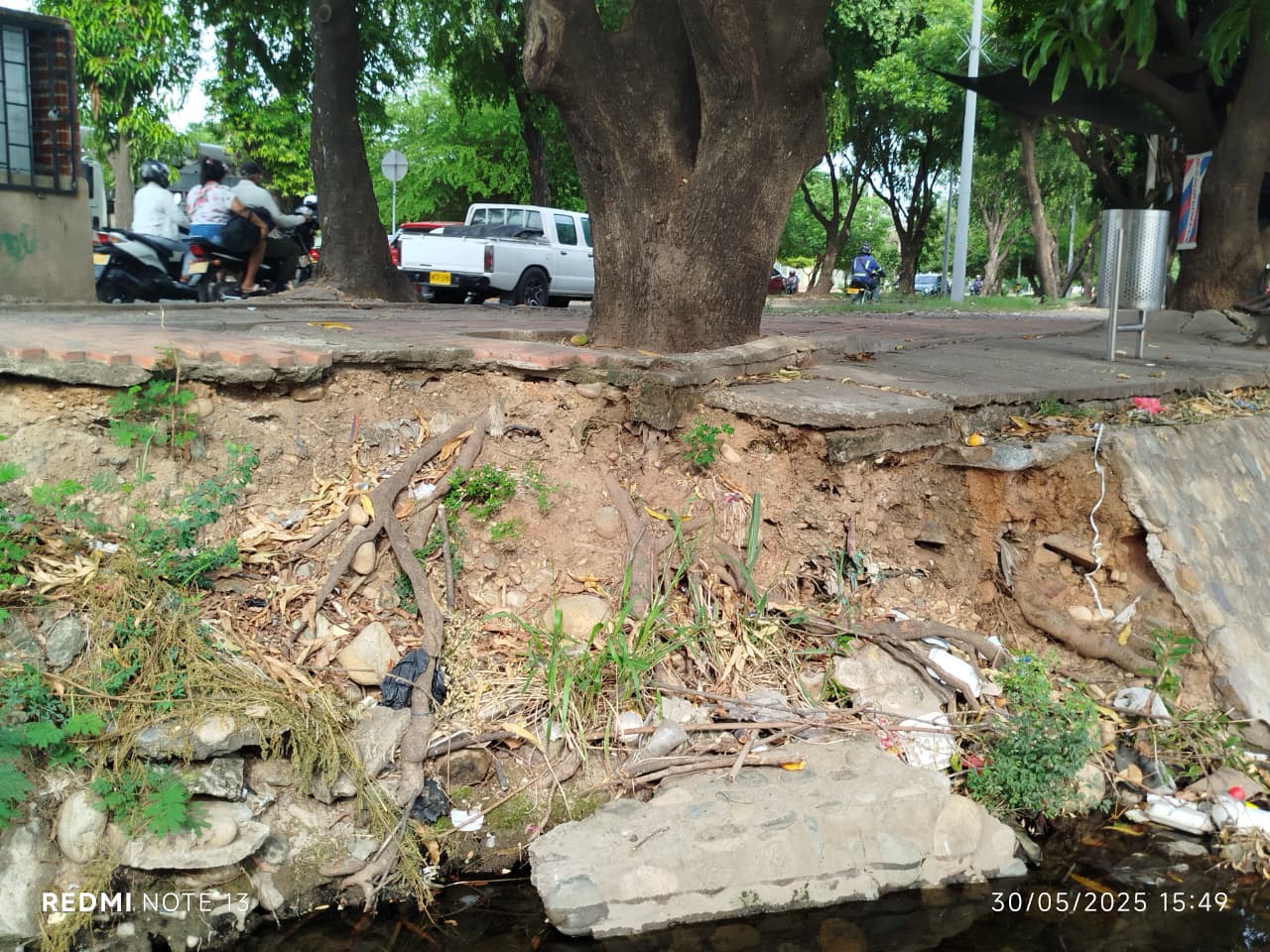 Foto del mal estado del puente de la acequia Las Soluciones.