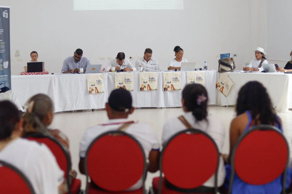 La magistrada Ana Manuela Ochoa entrega en territorio la notificación de la sentencia a comunidades indígenas y afrodescendientes. Foto: JEP.